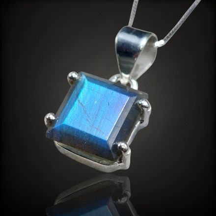 Labradorit ezüst medál